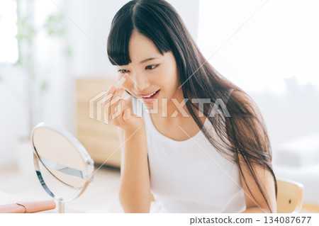 女人化妝 134087677