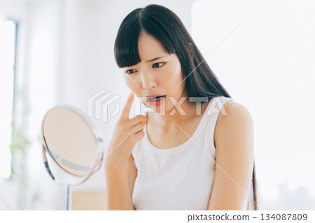 一位女士因粗糙的皮膚而感到震驚 134087809
