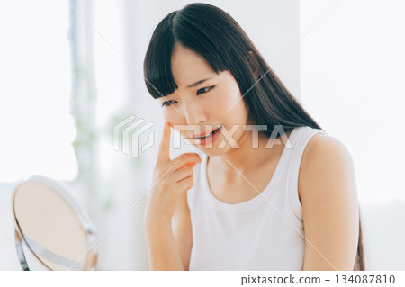 一位女士因粗糙的皮膚而感到震驚 134087810