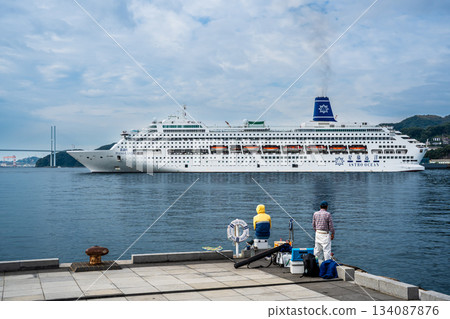長崎港客輪（鋼琴樂園號）抵達松枝碼頭[長崎市] 134087876