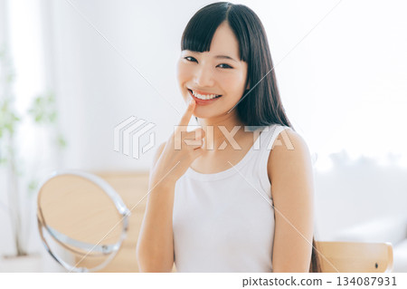 一個乾淨的牙科女人 134087931