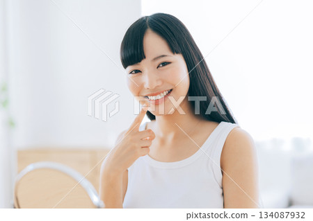 一個乾淨的牙科女人 134087932