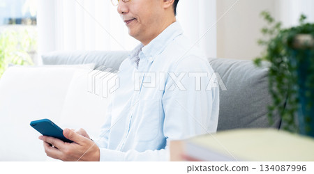 使用智能手機的成熟人 134087996