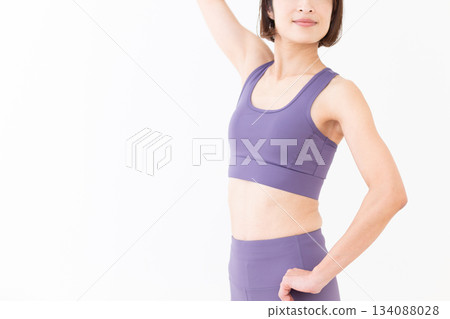 身著瑜珈服的苗條中年女性 身著瑜珈服的苗條中年女性 134088028