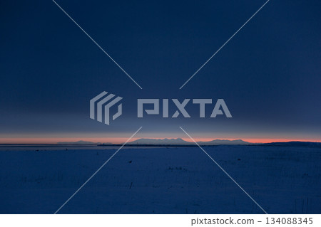 從佐呂間湖眺望，知床半島沐浴在晨曦之中。 134088345