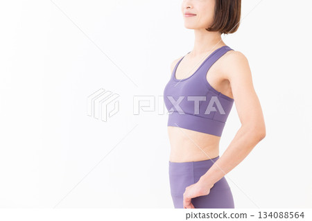 身著瑜珈服的苗條中年女性 134088564