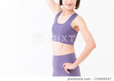 身著瑜珈服的苗條中年女性 134088567