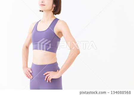 身著瑜珈服的苗條中年女性 身著瑜珈服的苗條中年女性 134088568