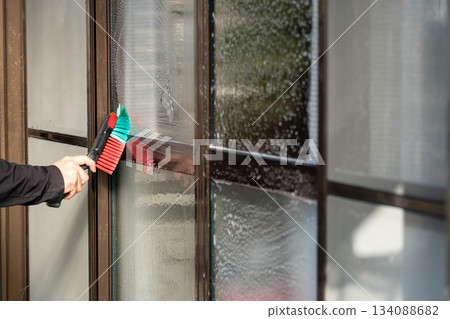 一名男子正在擦窗戶 134088682