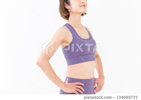 身著瑜珈服的苗條中年女性 134088735