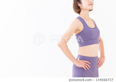 身著瑜珈服的苗條中年女性 身著瑜珈服的苗條中年女性 134088737