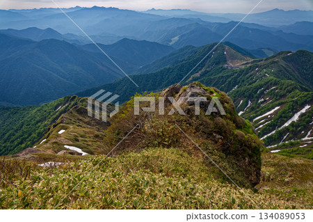 從谷川山西黑嶺的殘垣斷壁和日光、上州穗高岳以及赤城山遠眺。 134089053