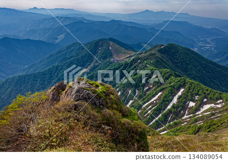 從這裡可以遠眺谷川山、西黑嶺上的殘垣斷壁、天神颱、宮山和赤城山。 134089054