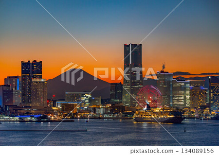 [Kanagawa Prefecture] The luxury cruise ship Asuka II departs from Yokohama Minato Mirai in the beautiful evening sky 134089156