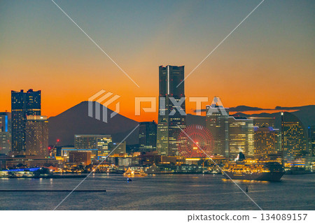 [Kanagawa Prefecture] The luxury cruise ship Asuka II departs from Yokohama Minato Mirai in the beautiful evening sky 134089157