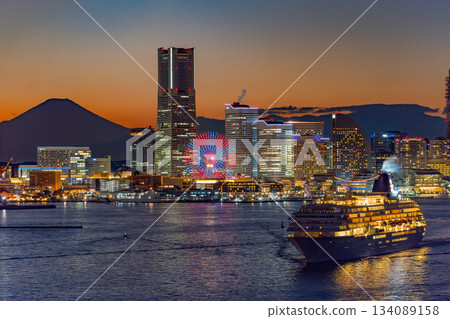 【神奈川縣】豪華遊輪「飛鳥二號」在美麗的夜空中從橫濱港未來站啟航 134089158