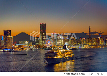 [Kanagawa Prefecture] The luxury cruise ship Asuka II departs from Yokohama Minato Mirai in the beautiful evening sky 134089163