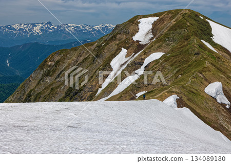 登山者沿著谷川山脈一之倉岳白雪皚皚的山谷行走,可以遠眺木倉岳和苗場岳。 登山者沿著谷川山脈一之倉岳白雪皚皚的山谷行走,可以遠眺木倉岳和苗場岳。 134089180