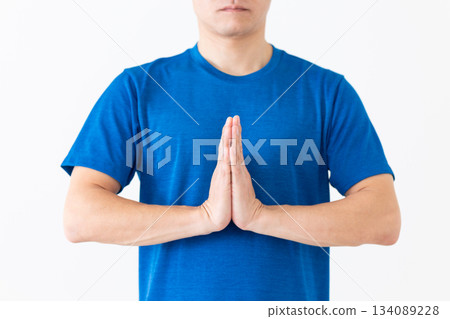 中年男子在家做瑜伽 中年男子在家做瑜伽 134089228