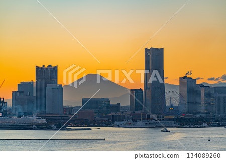 [Kanagawa Prefecture] Yokohama Minato Mirai evening view with a view of Mt. Fuji 134089260