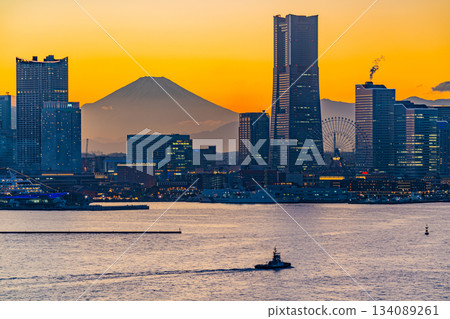 [Kanagawa Prefecture] Yokohama Minato Mirai evening view with a view of Mt. Fuji 134089261