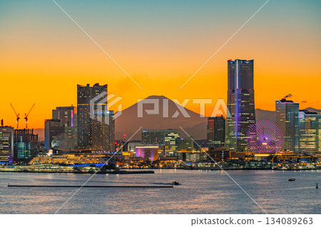 [Kanagawa Prefecture] Yokohama Minato Mirai evening view with a view of Mt. Fuji 134089263