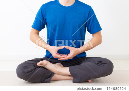 中年男子在家做瑜伽 134089324