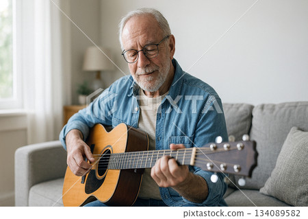 一位老人在客廳彈吉他 一位老人在客廳彈吉他 134089582