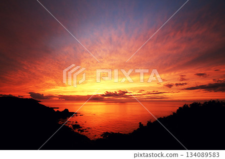 壯麗的日落景色，火紅的天空與平靜的大海（海岸、日落、紅霞） 134089583