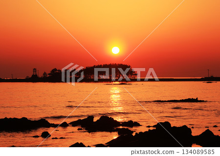A beautiful evening view of the golden sea and the silhouette of a pine forest (Noto Peninsula) 134089585