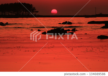 A fantastical view of the crimson sea and the setting sun 134089586