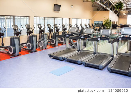 Treadmills and cross trainers in health club 134089910