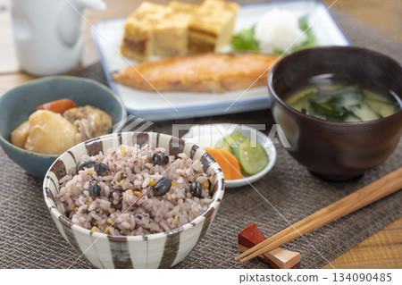 A relaxing Japanese-style breakfast set featuring mixed grain rice and grilled salmon 134090485
