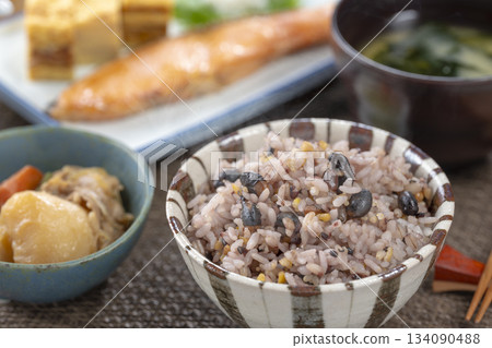 日式早餐，包括雜糧飯和烤鮭魚，以及溫馨的餐桌。 134090488