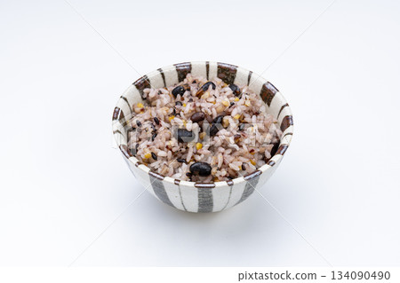 一碗簡單的日式什錦飯，擺放在白色背景上。 134090490
