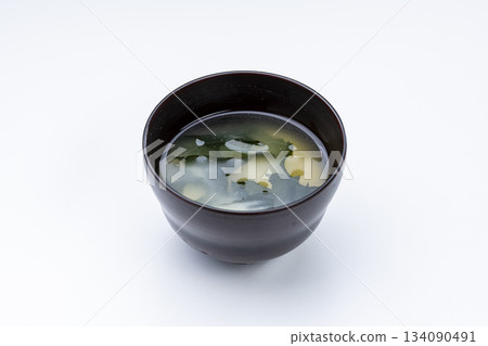 一張簡單的日式食物圖片，展示的是海帶味噌湯，背景為白色。 134090491