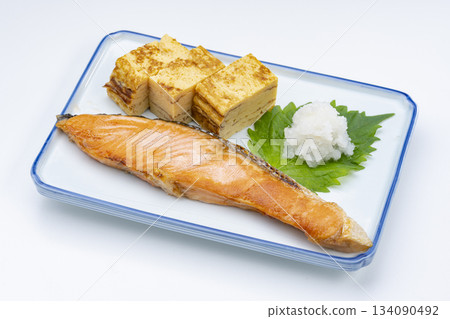 日式早餐拼盤，含烤鮭魚及煎蛋捲 134090492