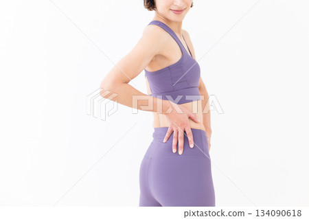 身著瑜珈服的苗條中年女性 134090618