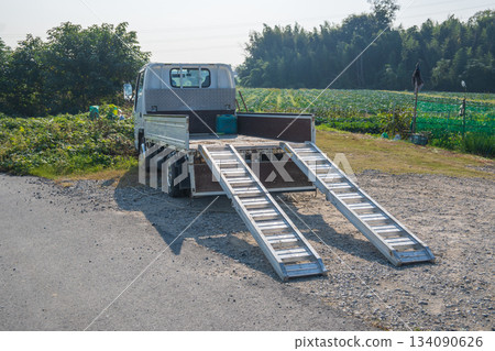 裝載到卡車車廂的方法 134090626