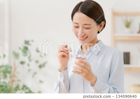 一位三十多歲的女性正在吃甜點 134090640