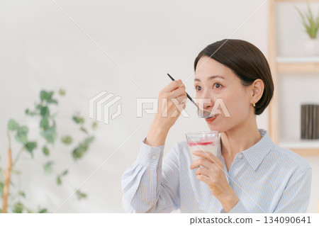一位三十多歲的女性正在吃甜點 一位三十多歲的女性正在吃甜點 134090641