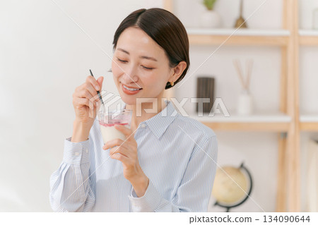 一位三十多歲的女性正在吃甜點 134090644