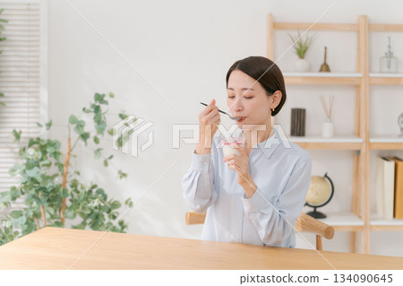 一位三十多歲的女性正在吃甜點 134090645