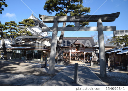 新年卡片素材-城堡公園初雪覆蓋(神社和古堡,晴朗冬日清晨的景色) 新年卡片素材-城堡公園初雪覆蓋(神社和古堡,晴朗冬日清晨的景色) 134090841