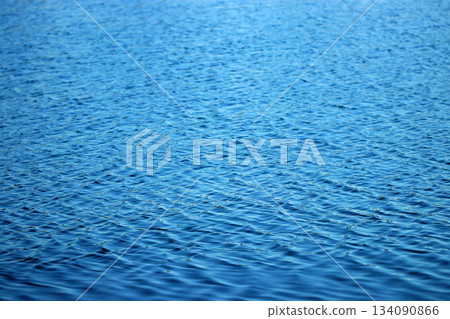 冷風吹過海面，形成清涼的波紋紋理（經修飾和藍色調處理的圖像） 134090866