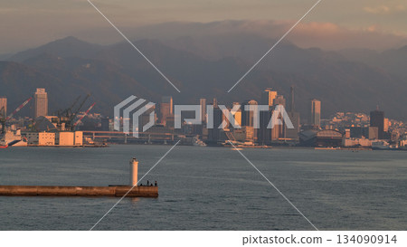 城市景觀：清晨的神戶港海濱 134090914