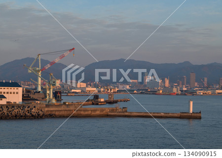 城市景觀：清晨的神戶港，從和田岬附近眺望 134090915