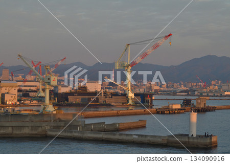 城市景觀:清晨的神戶港,從和田岬附近眺望 城市景觀:清晨的神戶港,從和田岬附近眺望 134090916