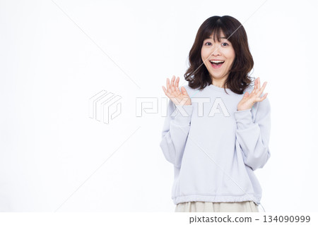 微笑和驚訝的女人 134090999