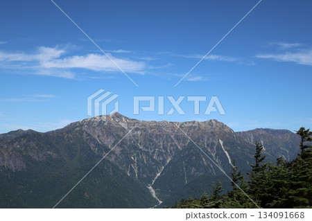 九月晴天，中部山脈的笠岳和浮雲。 134091668